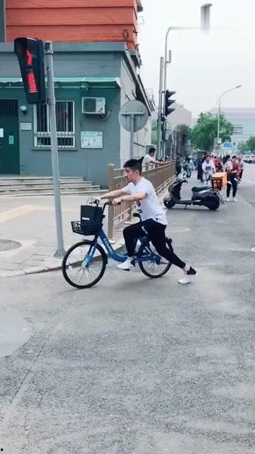 大妈骑车爆料视频播放,揭秘街头奇闻轶事  第2张